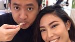 Momen Romantis Ayu Dewi dan Regi Datau saat Makan Dessert Bersama
