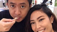 Salah satunya momen ketika makan es krim ini. Masing-masing dari mereka memesan satu cangkir es krim dengan varian yang berbeda. Foto: Instagram @mrsayudewi