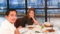 Ada juga momen Ayu Dewi dan Regi Datau saat makan di restoran mewah. Terlihat mereka memesan menu steak yang empuk dan juicy. Foto: Instagram @mrsayudewi