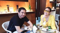 Layaknya pasangan anak muda, Ayu Dewi dan Regi Datau juga sering nongkrong di kafe bersama. Ini momennya saat minum kopi bareng. Foto: Instagram @mrsayudewi