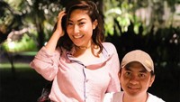 Makan malam romantis, Ayu Dewi dan Regi Datau memilih restoran outdoor. Dengan setelah sederhana, begini keromantisan mereka saat menunggu pesanan. Foto: Instagram @mrsayudewi