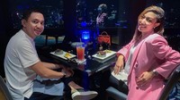 Terakhir ada momen romantis Ayu Dewi dan Regi Datau saat menikmati hidangan di restoran mewah. Kali ini mereka memilih restoran di atas ketinggian.  Foto: Instagram @mrsayudewi