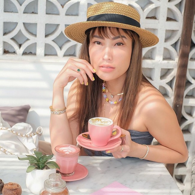 Ayu Dewi termasuk selebriti yang putus cinta setelah bertunangan dengan Zumi Zola pada 2011. Setahun kemudian, Ayu Dewi dinikahi oleh Regi Datau dan bahagia hingga saat ini. Foto: Instagram @mrsayudewi