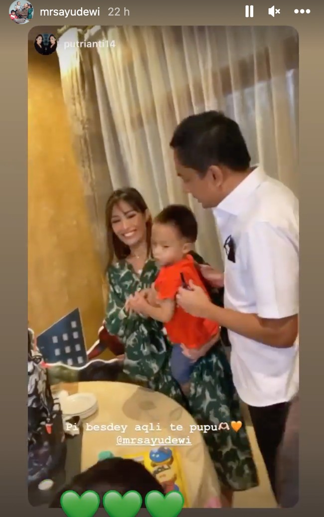 Baru-baru ini Ayu Dewi bahkan terlihat membagikan momen kebersamaan keluarganya saat merayakan ulang tahun putranya. Momen tersebut dibagikan Ayu ke Instagram Storynya. Terlihat Regi dan Ayu begitu harmonis merayakan ulang tahun sang anak. Foto: Instagram/@mrsayudewi