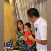 Baru-baru ini Ayu Dewi bahkan terlihat membagikan momen kebersamaan keluarganya saat merayakan ulang tahun putranya. Momen tersebut dibagikan Ayu ke Instagram Storynya. Terlihat Regi dan Ayu begitu harmonis merayakan ulang tahun sang anak. Foto: Instagram/@mrsayudewi