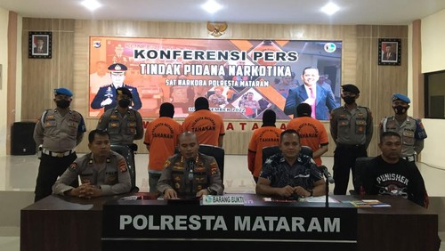 Bandar sabu di Mataram dibekuk bersama istri dan dua sepupunya saat nyabu, Jumat (30/9/2022). (Foto: Ahmad Viqi/detikBali)