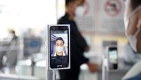 Face Recognition Boarding Gate dilengkapi dengan kamera untuk mengidentifikasi dan memvalidasi identitas seseorang melalui wajah yang datanya sudah diintegrasikan dengan data tiket kereta yang dimiliki hingga status vaksinasi pelanggan.