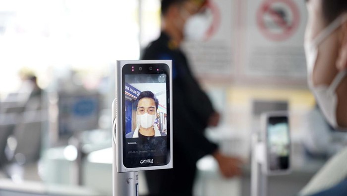 KAI mulai uji coba Face Recognition Boarding Gate di Stasiun Bandung sejak 28 September. Ini untuk mempermudah pelanggan KA Jarak Jauh yang ingin naik kereta api.