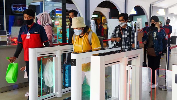 KAI mulai uji coba Face Recognition Boarding Gate di Stasiun Bandung sejak 28 September. Ini untuk mempermudah pelanggan KA Jarak Jauh yang ingin naik kereta api.