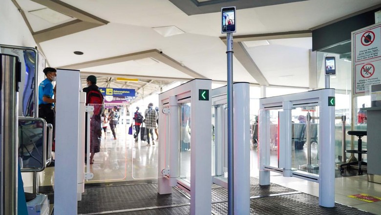 KAI mulai uji coba Face Recognition Boarding Gate di Stasiun Bandung sejak 28 September. Ini untuk mempermudah pelanggan KA Jarak Jauh yang ingin naik kereta api.
