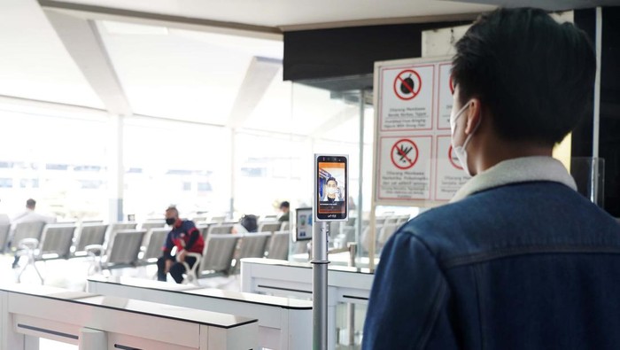 Boarding Naik Kereta Kini Cuma Perlu Pindai Wajah KAI mulai uji coba Face Recognition Boarding Gate di Stasiun Bandung sejak 28 September. Ini untuk mempermudah pelanggan KA Jarak Jauh yang ingin naik kereta api.