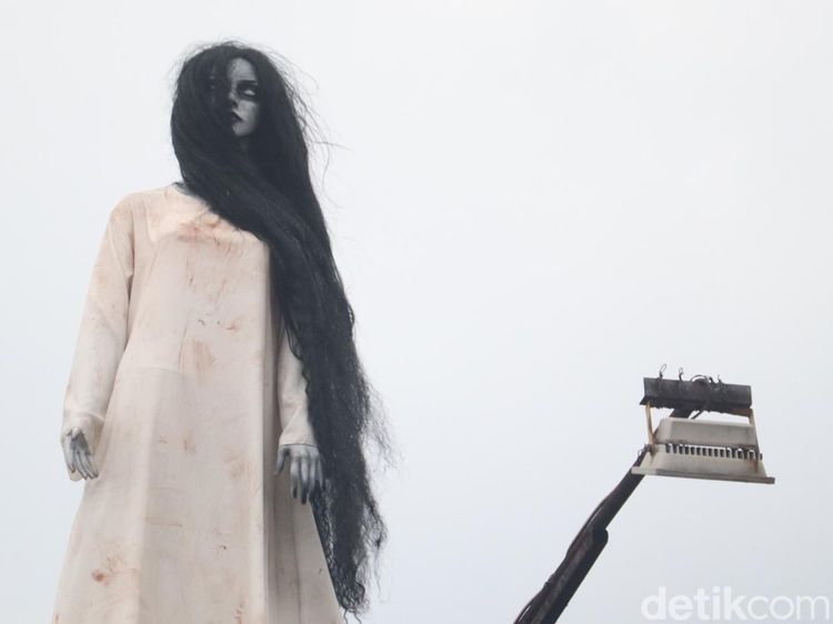 Penampakan Kuntilanak di Atas Baliho Bandung
