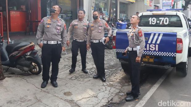 Boneka Kuntilanak di atas baliho di Jl Dipatiukur, Kota Bandung