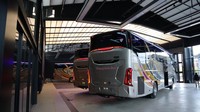 Pada bagian samping ada lekukan panel body yang merupakan karakter utama bodi ini. SR3 Ultimate juga dilengkapi dengan desain stop lamp yang modern. Bodi bus baru PO SAN ini dipasangkan dengan sasis mewah buatan Scania. Foto: Dok. Laksana