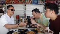 Wah…sepertinya ada banyak makanan yang dipesan. Chandra Liow pun terlihat lahap memakan nasi lemak sambil minum milonya itu. Foto: YouTube / Nihongo Mantappu
