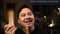 Ternyata, pria kelahiran 1993 ini juga gemar makan mie instan. Ia pernah membagikan momen ketika makan mie goreng dengan telor ceplok. Foto: Instagram @chandraliow