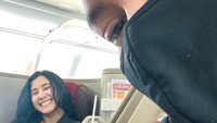 Kali ini momen ketika Chandra Liow sedang dalam perjalanan pesawat dengan sang kekasih. Sebelumnya, mereka tak lupa membeli kopi dulu tuh. Foto: Instagram @chandraliow