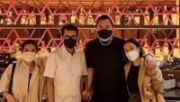 Chandra Liow pun sering bertemu orang-orang penting. Seperti ini ketika pria tersebut bertemu dengan Wishnutama di salah satu restoran mewah. Foto: Instagram @chandraliow