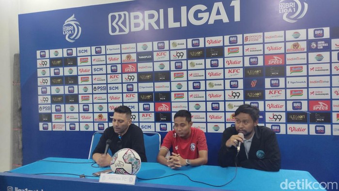 Coach Javier Roca dan Evan Dimas di sesi press conference laga Arema FC-Persebaya