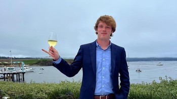 Konten yang sering ia sajikan adalah seri What do you do for a living di mana Daniel bertemu selebriti dan orang ternama yang mengendarai mobil mewah dan kemudian bertanya apa pekerjaan mereka. Foto: Instagram/Daniel Mac