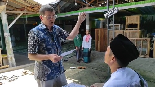 David Sanford Scherer saat melakukan salat Jumat dalam Safari Jumat di salah satu musala di Tegalalang, Gianyar, Bali.