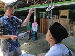 Bule Amerika Safari Jumat Bagi-bagi Nasi Bungkus di Bali