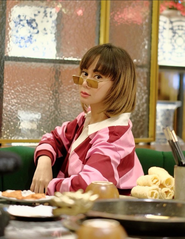 Ketika hadir menjadi bintang tamu di acara YouTube milik dokter Richard Lee, Denise secara terang-terangan membongkar fakta mengejutkan terkait dirinya yang menjadi selingkuhan suami artis yang berinisial R. Denise mengatakan jika hubungannya dengan suami artis itu sudah berjalan selama 4 tahun. Namun kini dirinya sudah menyadari kesalahannya dan tak ingin kembali terjerat dalam hubungan terlarang tersebut. Foto: Instagram/@denisechariesta91