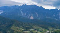 Posisi ke-8 ada Taman Nasional Kinabalu di Malaysia. Taman nasional ini memiliki luas mencapai 754 km persegi dan mengelilingi Gunung Kinabalu.