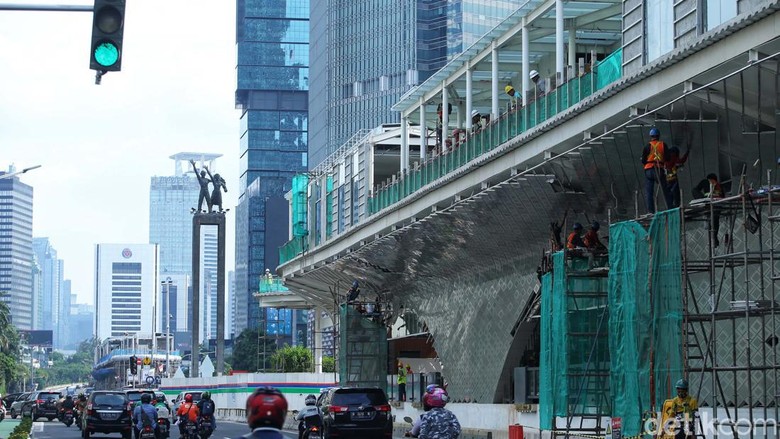 Diprotes Sejarawan, Proyek Halte TransJakarta Bundaran HI Tetap Lanjut Sejarawan JJ Rizal memprotes proyek halte bus TransJakarta Bundaran HI karena menghalangi pandangan ke Patung Selamat Datang. Namun proyek tersebut tetap lanjut.