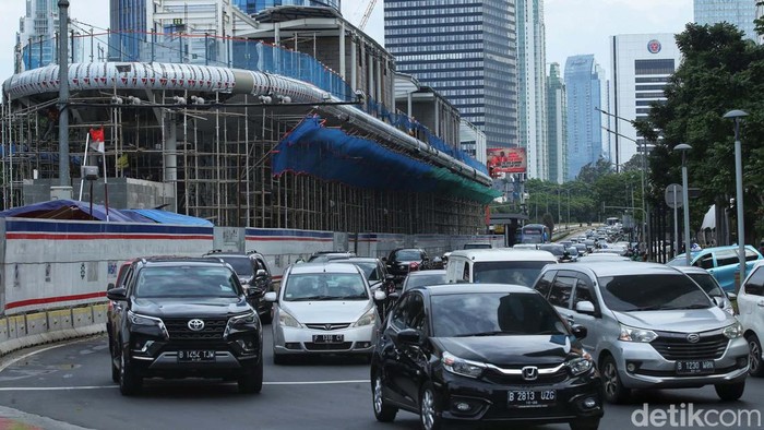 Diprotes Sejarawan, Proyek Halte TransJakarta Bundaran HI Tetap Lanjut Sejarawan JJ Rizal memprotes proyek halte bus TransJakarta Bundaran HI karena menghalangi pandangan ke Patung Selamat Datang. Namun proyek tersebut tetap lanjut.