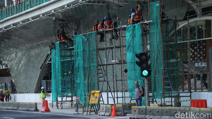 Diprotes Sejarawan, Proyek Halte TransJakarta Bundaran HI Tetap Lanjut Sejarawan JJ Rizal memprotes proyek halte bus TransJakarta Bundaran HI karena menghalangi pandangan ke Patung Selamat Datang. Namun proyek tersebut tetap lanjut.