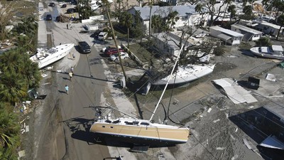 Disapu Badai, Kapal-kapal Terdampar ke Permukiman Warga di Florida
