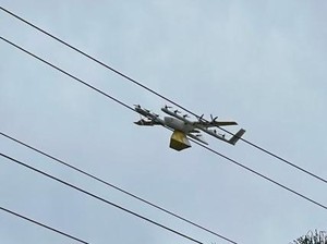 Drone Pengantar Makanan Menyangkut di Jaringan Listrik, Ribuan Rumah Mati Listrik