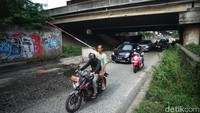 Jalan rusak ini tak kunjung diperbaiki oleh Pemerintah setempat. Akibatnya pengendara harus ekstra hati-hati saat melintas.