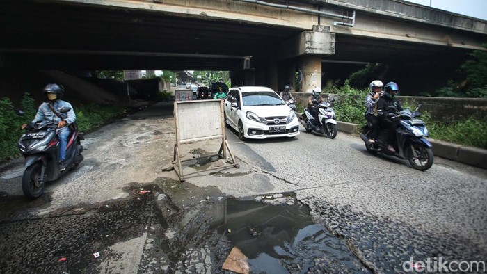 Jalan Raya Kalimalang, Kota Bekasi, tampak rusak. Namun hingga kini, jalan berlubang tersebut belum juga diperbaiki.