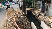 Proyek galian drainase tersebut sudah berlangsung hampir dua bulan, tepatnya akhir Juli lalu, namun belum tuntas sampai hari ini.