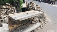 Material gorong-gorong maupun beton u-ditch  masih berserakan di pinggir jalan.