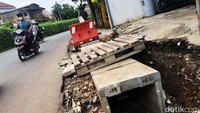Warga berharap proyek ini segera tuntas.