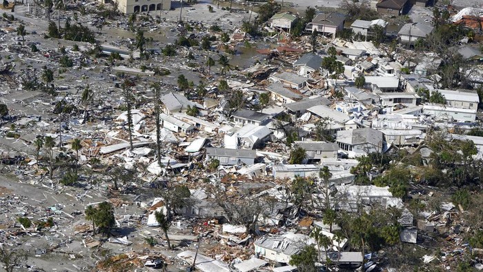 Florida Porak-poranda Diamuk Badai Terdasyat dalam Sejarah CORRECTS DATELINE TO FORT MYERS BEACH, NOT FORT MYERS - Damaged homes and debris are shown in the aftermath of Hurricane Ian, Thursday, Sept. 29, 2022, in Fort Myers Beach, Fla. (AP Photo/Wilfredo Lee)