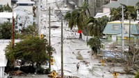 Badai Ian telah memicu gelombang tinggi yang menghancurkan di Florida. Kekuatan badai hampir mencapai Kategori 5, yakni status paling berbahaya. Ini merupakan klasifikasi terkuat dalam Skala Badai Saffir-Simpson, hanya dua badai Kategori 5 yang menghantam di Amerika Serikat dalam 30 tahun terakhir.  