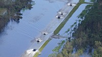 Badai ian menimbulkan banjir bandang di sejumlah wilayah Florida. Selain itu semua penerbangan komersial berhenti beroperasi di bandara Tampa dan Orlando.  
