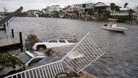 Mobil-mobil tenggelam akibat banjir bandang usai gelombang besar Badai Ian menerjang Florida. Gubernur Florida, Ron DeSantis, yang merupakan seorang Republikan sayap kanan dan lawan politik Biden, mengatakan dirinya mengesampingkan politik selama krisis. Dia menegaskan akan bekerja bersama Biden untuk menuntaskan bencana ini.