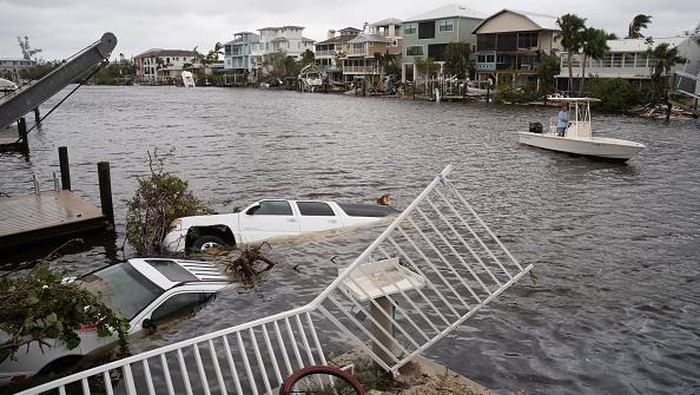 Florida Porak-poranda Diamuk Badai Terdasyat dalam Sejarah BONITA SPRINGS, FL - SEPTEMBER 29: Vehicles float in the water after Hurricane Ian on September 29, 2022 in Bonita Springs, Florida. Hurricane Ian brought high winds, storm surge and rain to the area causing severe damage. (Photo by Sean Rayford/Getty Images)