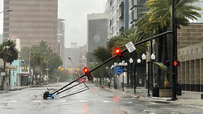 Florida Porak-poranda Diamuk Badai Terdasyat dalam Sejarah A stoplight pole blown down by Hurricane Ian winds, rests on Orange Avenue in Downtown Orlando, Fla., on Thursday, Sept. 29, 2022. Hurricane Ian has left a path of destruction in southwest Florida, trapping people in flooded homes, damaging the roof of a hospital intensive care unit and knocking out power. (Willie J. Allen Jr./Orlando Sentinel via AP)