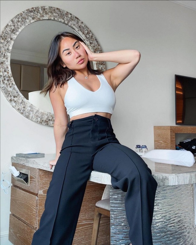 Hannah menyebut bahwa dia dan Ed menjalani hubungan 100/100. Artinya Ed bertanggungjawab penuh secara finansial, sementara dia akan menyediakan waktunya 100 persen untuk mendukung dan mencintai. Foto: Instagram/@thehannahchan