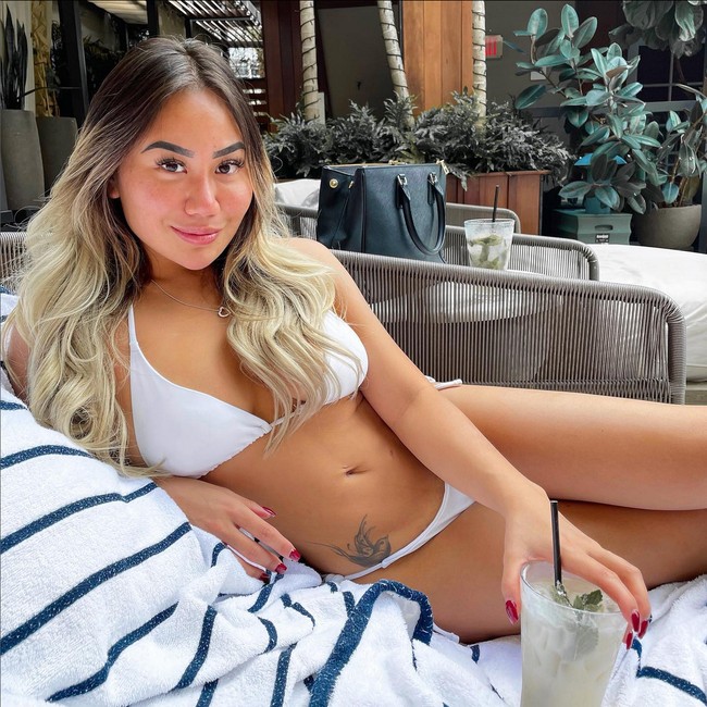 “Tidak ada yang benar atau salah dalam berpacaran, hal paling penting adalah nilai-nilai yang kamu anut berbanding lurus dengan pasanganmu dalam menjalin hubungan, pungkasnya. Foto: Instagram/@thehannahchan