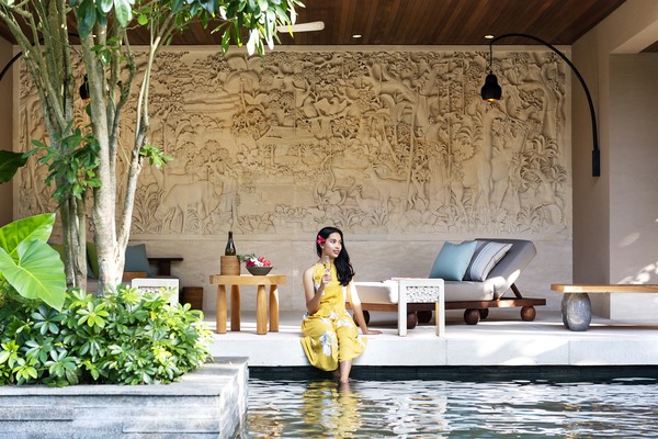 Setiap vila memiliki teras dengan akses langsung ke dalam kolam renang. Teras juga berfungsi sebagai ruang terbuka di pinggir kolam. Foto: dok. Hoshinoya Bali