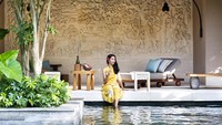 Setiap vila memiliki teras dengan akses langsung ke dalam kolam renang. Teras juga berfungsi sebagai ruang terbuka di pinggir kolam. Foto: dok. Hoshinoya Bali