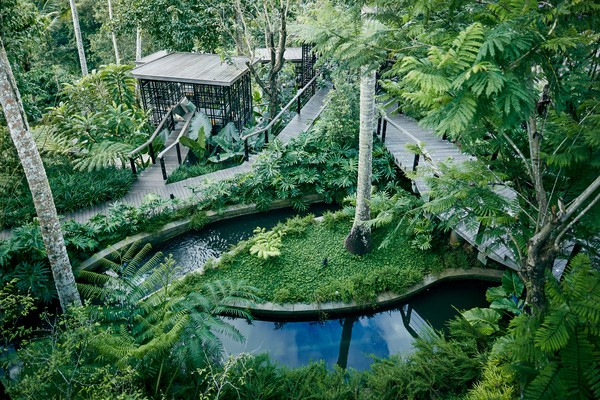 Ada 2 arsitek asal Jepang yang bertugas mendesain resor ini. Pertama adalah Rie Azuma yang memadukan elemen khas Bali dan estetika Jepang. Hal itu terlihat pada vila Hoshinoya Bali. Lalu arsitek Hiroki Hasegawa mendesain taman dengan pola ruang terbuka dan menonjolkan keindahan alam dengan jalan setapak dari kayu berliku-liku. Dek jalan setapak juga dibangun di atas kanal subak. Foto: dok. Hoshinoya Bali Ada 2 arsitek asal Jepang yang bertugas mendesain resor ini. Pertama adalah Rie Azuma yang memadukan elemen khas Bali dan estetika Jepang. Hal itu terlihat pada vila Hoshinoya Bali. Lalu arsitek Hiroki Hasegawa mendesain taman dengan pola ruang terbuka dan menonjolkan keindahan alam dengan jalan setapak dari kayu berliku-liku. Dek jalan setapak juga dibangun di atas kanal subak. Foto: dok. Hoshinoya Bali