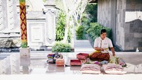 Hoshinoya Bali juga memiliki berbagai kegiatan yang bisa tamu ikuti, seperti membatik hingga membuat canang. Tamu juga bisa berkeliling desa bersama pemandu. Foto: dok. Hoshinoya Bali